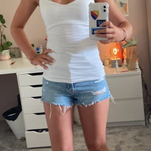 Jeansshorts  - Jeansshorts från h&m i den perfekta blå färgen. Säljer för att de är för små för mig 😭 De är högmidjade men jag brukar ha en lång tröja över så det inte syns att dem e de 💞💞Tryck gärna på köp nu 🩷🩷