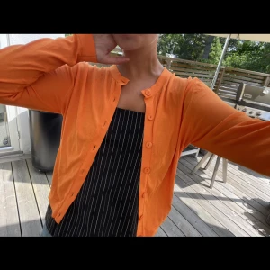 Kofta💕 - Kofta i orange färg, supernajs när man fått lite färg! 💕 Strl S