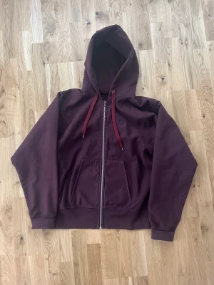 Maison Margiela zip hoodie - Zip hoodie från margiela som jag aldrig använt.  Storlek 50 vilket motsvarar Medium  Nyskick aldrig använd. Köpt från NK