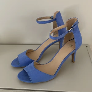 Ljusblå sandaletter - Säljer ett par ljusblå sandaletter i mocka från HM. Stl 40. Aldrig använda.