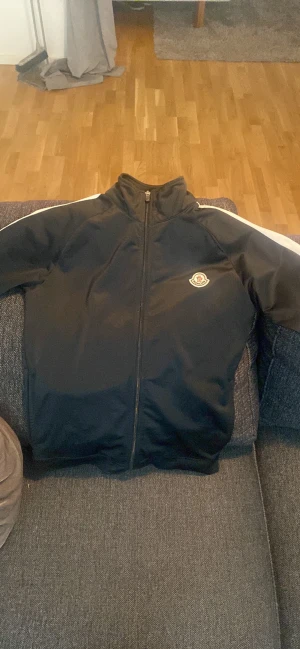 Moncler tröja - Bara idag 700kr skickas direkt 