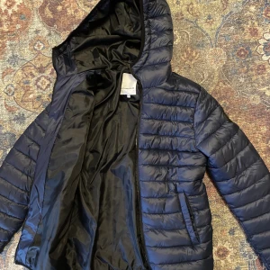 J.Lindeberg jacka - Säljer en mörkblå J.Lindeberg jacka i storlek XS. Helt oanvänd endast testad av mig lappen sitter kvar! Nypris-999kr