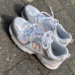 New balance skor  - Säljer dessa pågrund av att de inte kommer till användning. De är använda ett antal gånger men är vi väldigt bra skick. Storlek 36 och säljer dessa för 450 kr + frakt 