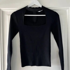 Topp - Zara topp med fyrkantig urringning och krage! Använd endast 3 gånger så den är som ny! 