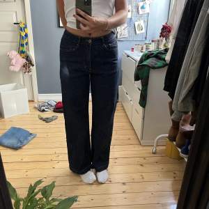 Ett par mörkblåa utsvängda jeans i storlek 38. Jeansen är i mycket bra skick. 