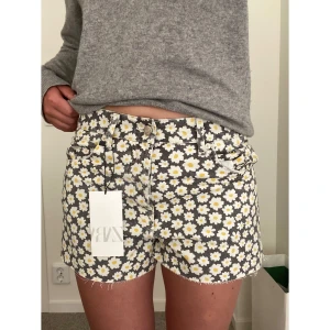 Shorts - Blommiga shorts, oanvända 