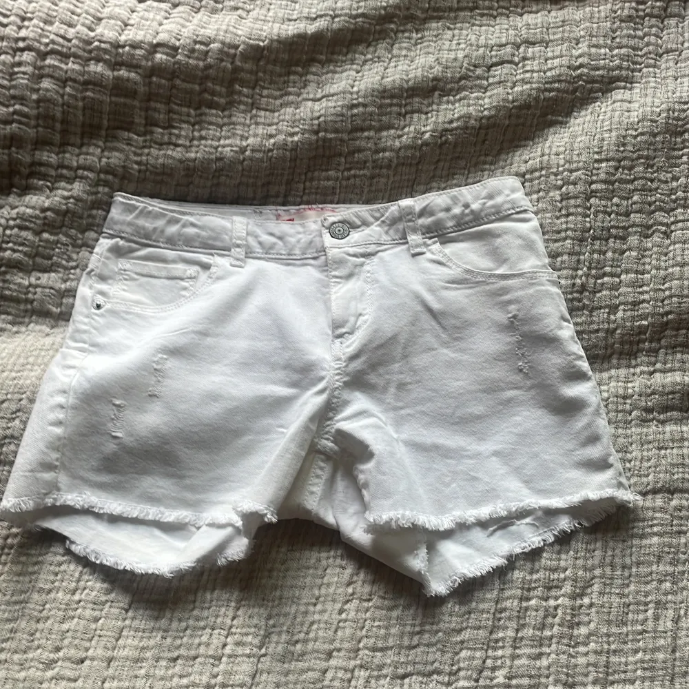 Vita Levi’s shorts som knappt är använda, så det är i jättebra skick. Sitter som en 32 skulle jag säga! . Shorts.