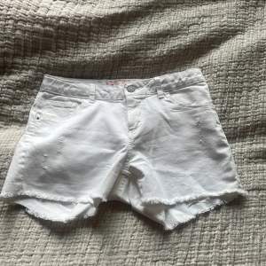 Vita Levi’s shorts som knappt är använda, så det är i jättebra skick. Sitter som en 32 skulle jag säga! 