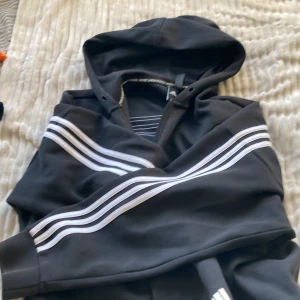 Adidas !! - Detta är en jätte mjuk och cozy adidas hoodie som passar jätte bra till dom som älskar adidas märket !! Säljer den för 400 men ifall man inte har råd så kan man alltid höra av sig!