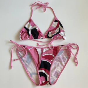 Bikini - Stört snygg trekantsbikini knappt använd, säljer då den inte sitter bra på mig!⭐️❤️skulle uppskatta den till en större 38!