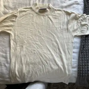 Helt clean vit stickad t - shirt som inte kommer till användning! Är storlek 42/44 men sitter som en vanlig M🫶🏻