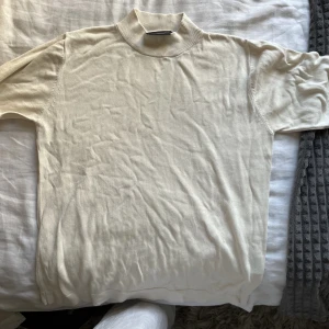 Stickad t shirt  - Helt clean vit stickad t - shirt som inte kommer till användning! Är storlek 42/44 men sitter som en vanlig M🫶🏻