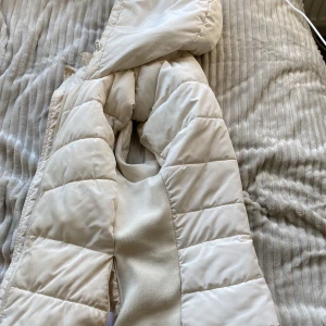 Zara väst  - Jag sätter den på bud!! Är osäker ifall jag vill sälja.. men har det på bud på så länge . Kontakta innan man köper !! Färgen är som vanilla beige ifall ni fattar.Storleken är S