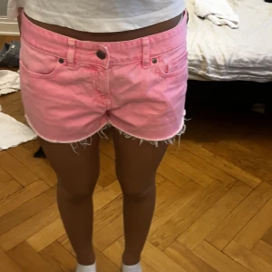 Jeans shorts - Säljer dessa fina rosa shorts, på grund av att den är för stora.❤️Köpt direkt för 400.
