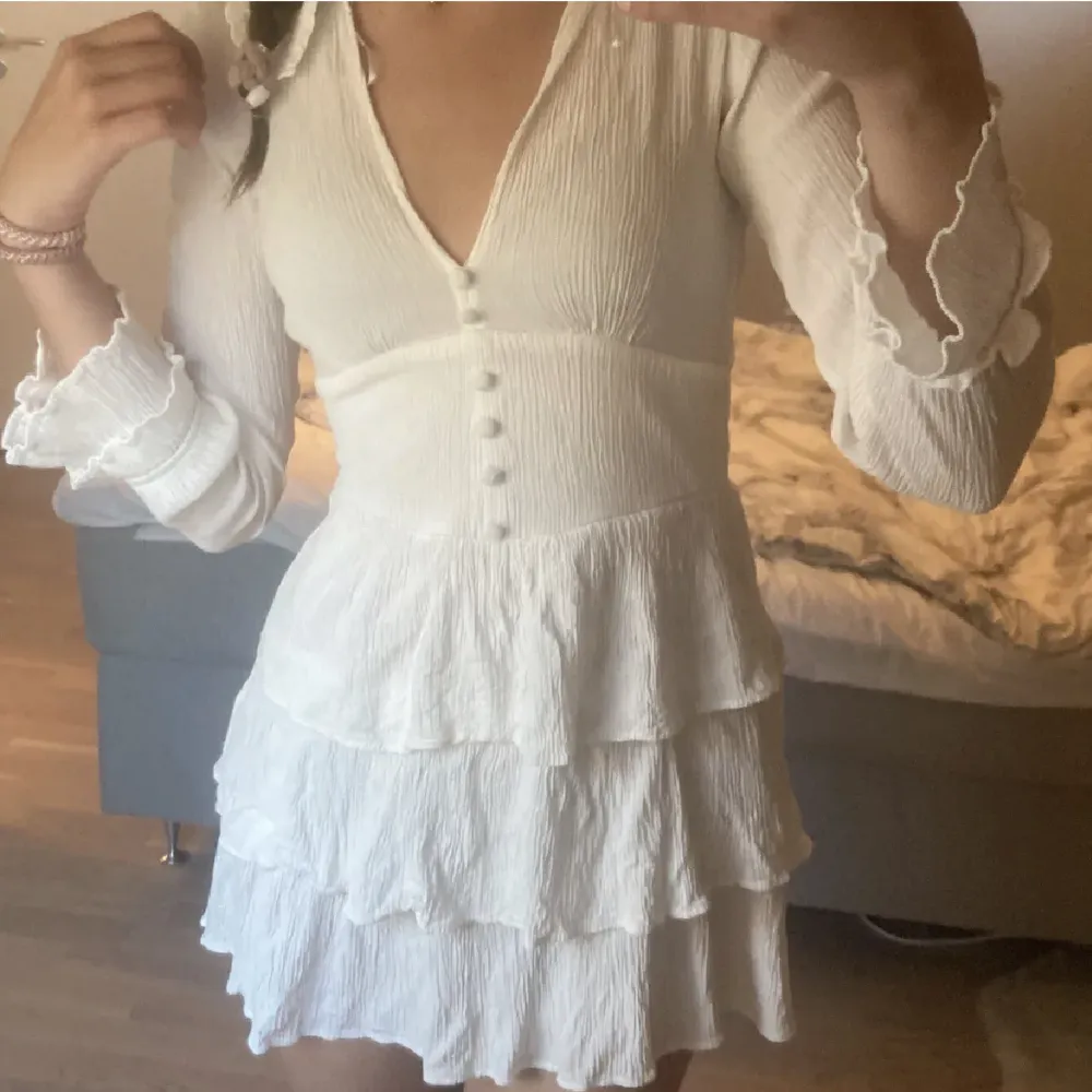 Säljer min vita zara klänning då jag köpte den inför konfa förra året och inte har använt den sen dess. Pris kan diskuteras . Klänningar.