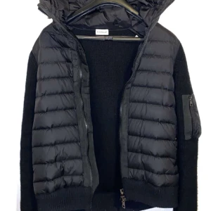 Moncler cardigan - Hej! Säljer min Moncler cardigan som knappt har kommit till använding mycket. Den är perfekt inför hösten och vintern. Den är storlek L men passar mer som M. Hör av er vid frågor eller funderingar! Pris kan även diskuteras!