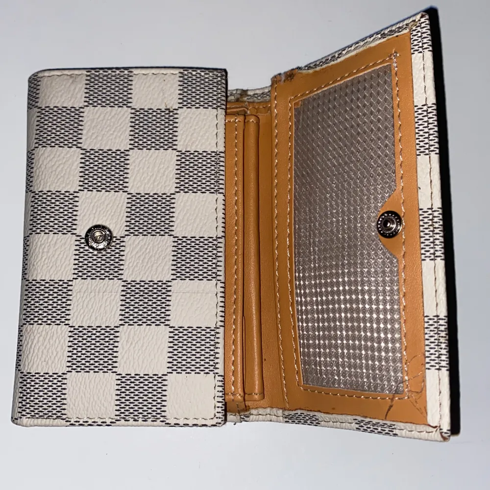 Denna Louis Vuitton plånbok är i nästan nyskick, hör av dig vid fler funderingar.. Accessoarer.