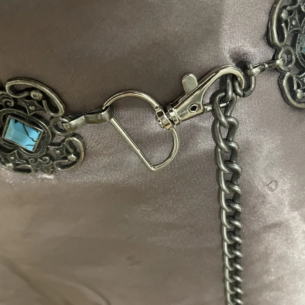 Vintage belt with turquoise stones. The thing at the end broke but I replaced it with another one (see 3rd photo) so it works perfectly.  . Accessoarer.