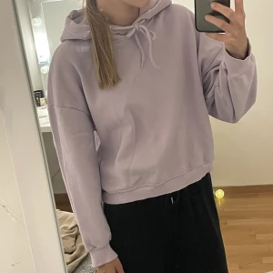 Hoodie - En ljuslila hoodie. Storleken är XS/S. 