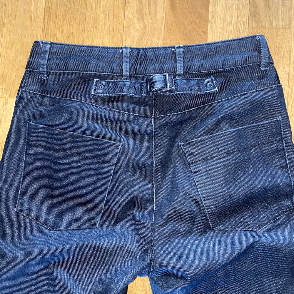 Såå snygga jeans!! Lågmidjade med snygg detalj i bak. Skulle säga att färgen är mindre blå och snarare mörkare i verkligheten. . Jeans & Byxor.