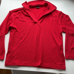 Röd Lång ärmad tröja från gina Tricot  - Det är en röd lite oversized tröja i storlek xs men passar väldigt fint på all som har storlekar s-m. Den är bara använd 3-4 gånger. Den har inga defekter. Passar alla årstider. Den har slits på sidan🌸 Hör av er om ni har några frågor💕