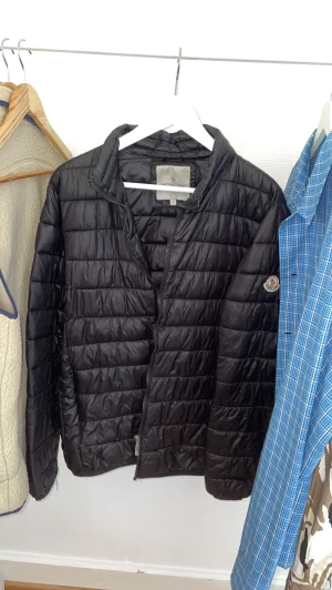 Moncler jacka - Tunnare jacka som passar till vår/höst