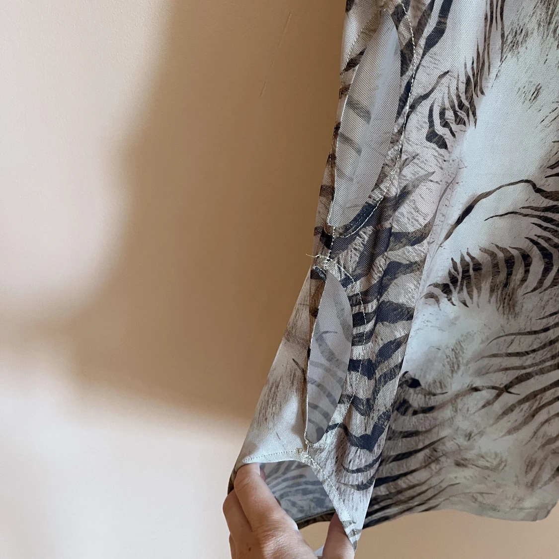 Tigerprintad miniklänning med side cut outs - 90