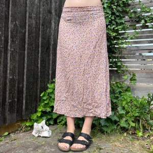 Kjol - Fin sommarkjol! Jättegulligt mönster. En gammal favorit :) stl. 36.