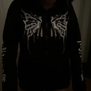 Svart hoodie - Svart hoodie passar dig som är emo skönt material pnopprug