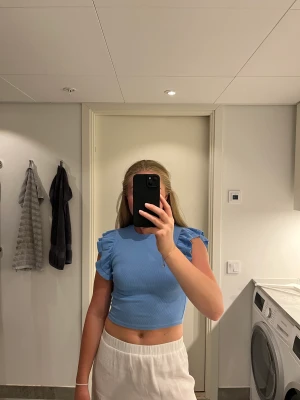 Blå volangtopp - Säljer min blåa volangtopp från Zara! Den är i storlek M men ganska liten i storleken så passar de i storlek XS/S💓💖