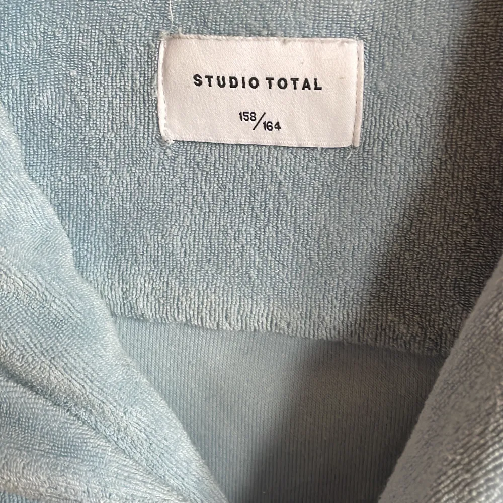 Kortärmad frotté skjorta från studio total. Skjortor.