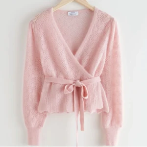 Other stories ull-kofta / omlott - Jättefin omlottcardigan köpt på sellpy, men aldrig använd av mig. Superskick, ser knappt använd ut. Passar xs-m skulle jag säga.🥰ull/alpacka-blandning 