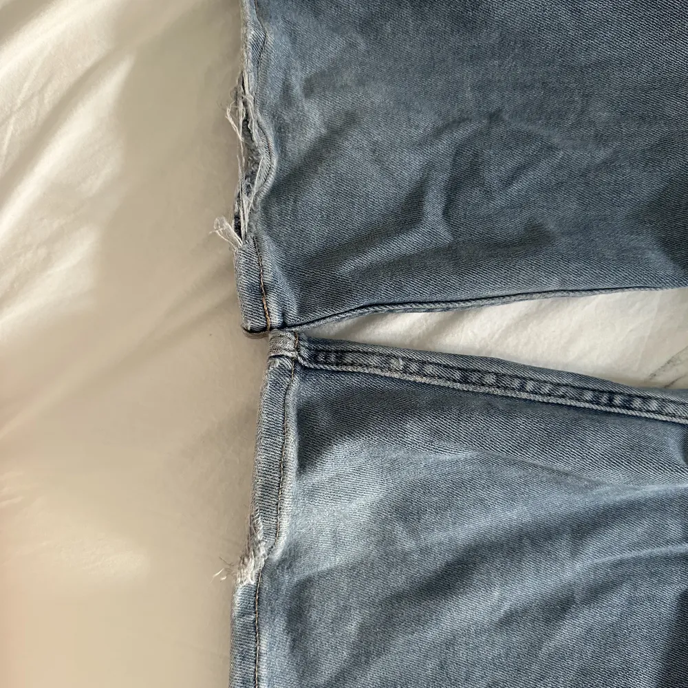 Säljer mina low waist jeans. Det finns tecken på användning som du ser på bilderna! Pris kan diskuteras . Jeans & Byxor.