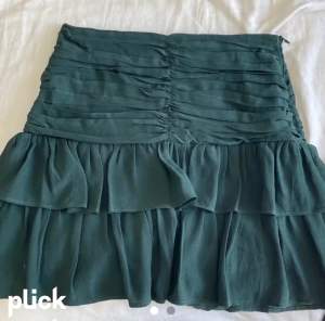Säljer denna jätte gulliga zara kjol i en fin mörkgrön färg då den har blivit för liten😭😭❤️Helt slutsåld och använd enstaka gånger! 