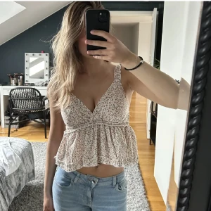 Topp - Säljer detta urgulliga blommiga linnet. Passar fint till det mesta. Storlek S. Lånade bilder med godkännande från Elsa Berisha och Filippa Jansson här på plick. Spårbar frakt 54kr, "PostNord påse" (icke spårbar) 45kr, frimärke 15 eller 30kr