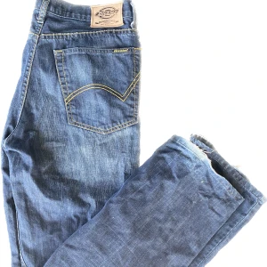 Dickies byxa - snygga Dickies byxor! har en lagom baggy fit. lite slitage på byxbenet längst ner (se sista bild) men annars som nya! Fråga efter fler bilder om så önskas, svarar så snabbt jag kan! Öppen för prisförslag