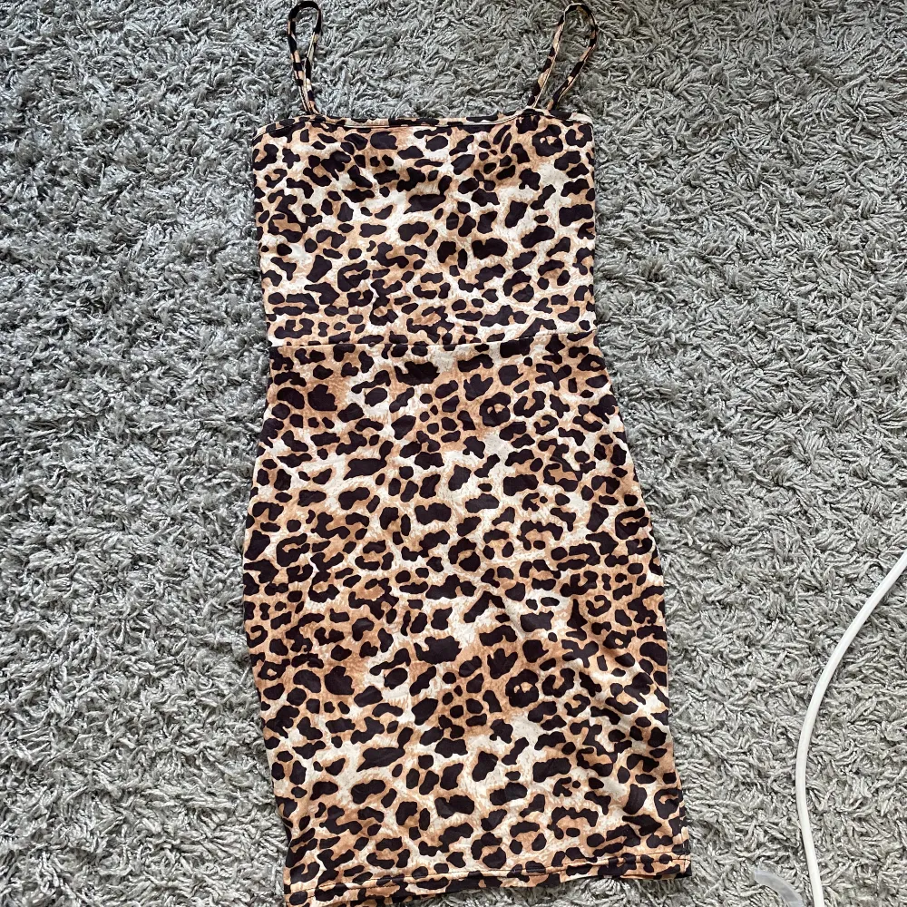 Säljer denna leopard klänning eftersom den inte kommer till användning, vill ba bli av med den skriv för mer info o pris kan diskuteras!. Klänningar.