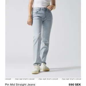 Weekday jeans - Köpte i vintras för 590kr och de är slutsålda på hemsidan. Storleken är 25 och i längd är de i storlek 32! Det är använda fåtal gånger.
