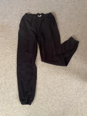 Svarta mjukisar - Svarta sköna mjukisar från Gina tricot, jag har sytt om dem till lågmidjade. I storlek M och använts ett fåtal gånger💞skriv för fler frågor💓