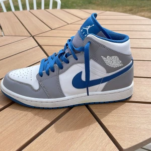 Air Jordan 1 mid  - Säljer mina Jordans då dom inte kommer till användning. Använda ett fåtal gånger. Skick 9/10. Pris kan diskuteras.  Nypris 1450kr