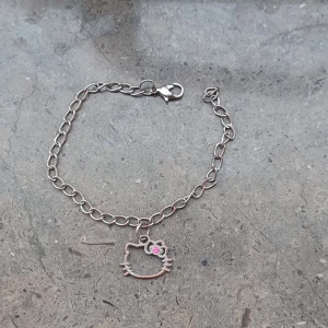 Hello kitty armband - Armbandet är köpt här på plick men har inte kommit till användning