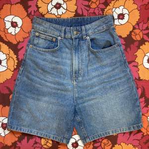 Högmidjade jeansshorts från H&M divided. Aldrig använda.                                                   // MÅTT //                                                        midja: 66 cm // längd utsida: 45 cm //
