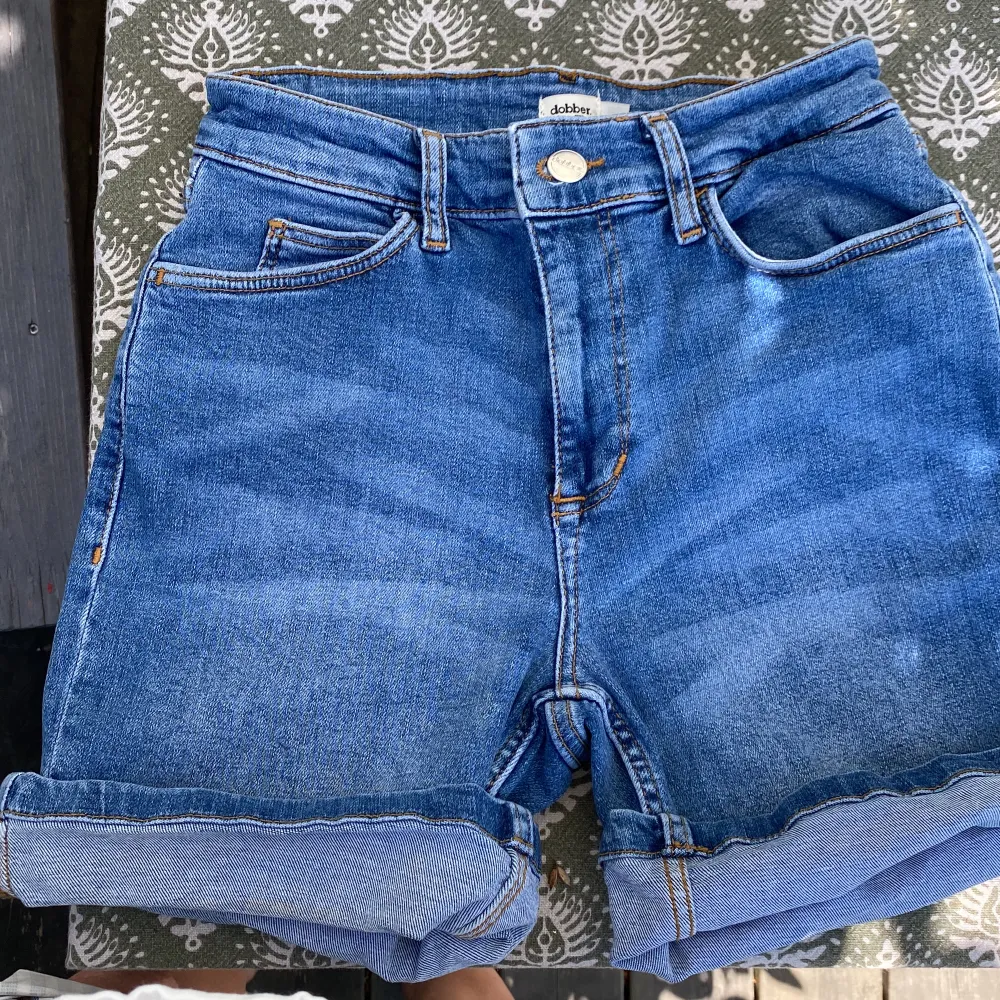 Knappt använda jeansshorts stretchiga tighta storlek 34. Färgen mellanblå, inga slitningar eller hål. Shorts.