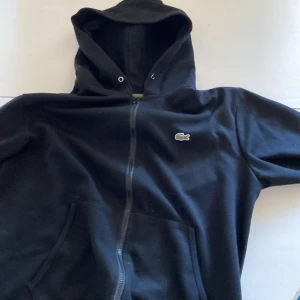 Lacoste zip up - Säljer min Lacoste hoodie i bra skick. Strl M. Skriv om frågar om ni har några 😊   står ej för frakt 