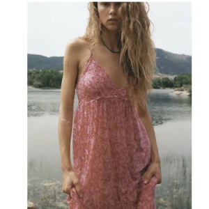 Zara klänning  - Säljer den här jättefina klänningen från zara, använd 1 gång 🫶🏽