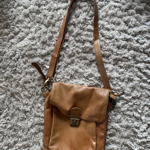 Väska - Gullig axelremsväska som är perfekt storlek till att ha tex till skolan! TRYCK INTE PÅ KÖP NU!❌