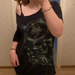 T-shirt - Cool t-shirt med döskalle på. Lite smått sliten vid kragen. Pris är diskuterbart🩷