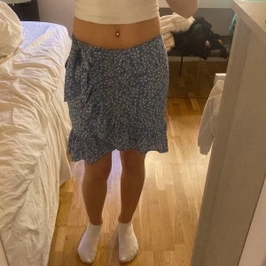Kjol - Säljer denhär gulliga sommar kjolen då  den inte kommer till någon användning längre. Skriv för fler frågor osv💕💕