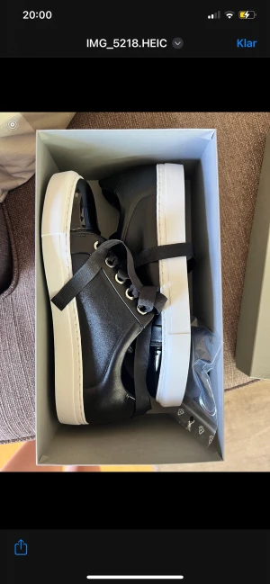 Säljer helt oanvända billi bi skor! - Säljer dessa snygga Billi Bi skorna. Skorna är helt oanvända och har endast provats. Skorna är i storlek 40 och köptes sommaren 2022 för 1900kr. Det tillkommer även extra skosnören med skorna. 