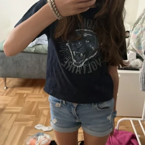 Intreskoll på denna fina oanvänd Zadig tröjan!💘 - Helt oanvänd tröja från Zadig Voltaire, storleken är 8y men funkar till mig som är 13 och 155cm (nästan för stor) pris kan diskuteras 💘